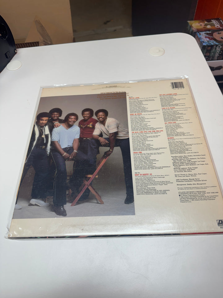 Spinners - Cross Fire (NM Condition) Vinyl Record   VR32026