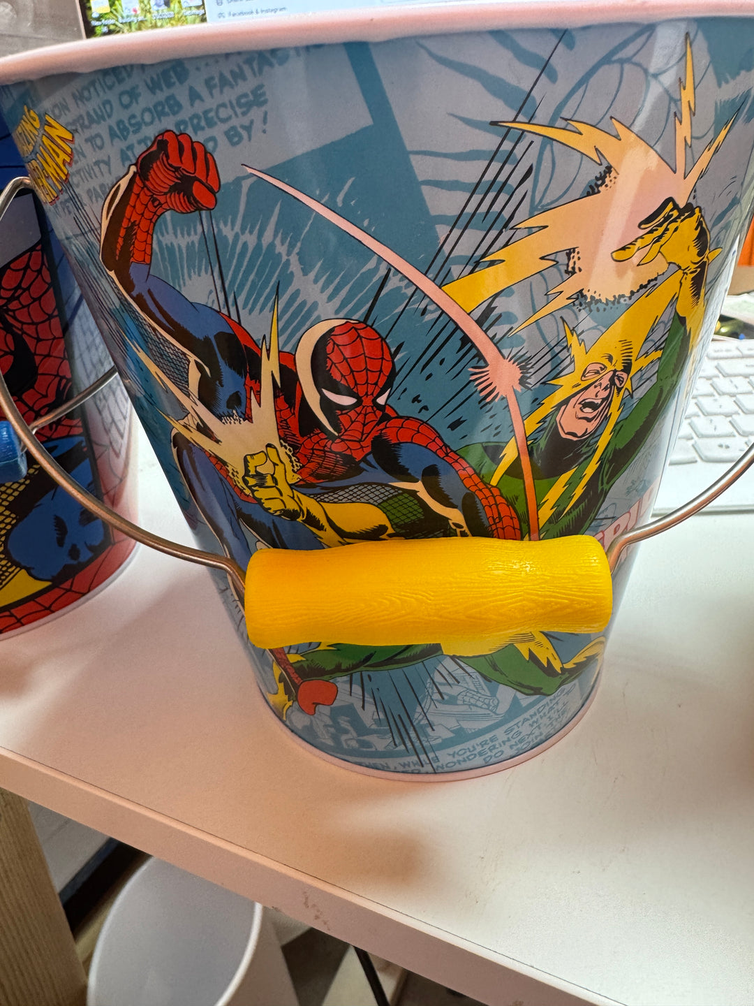 Vintage Spiderman Bucket Version  (Style May Vary, 1 Bucket) MD43027