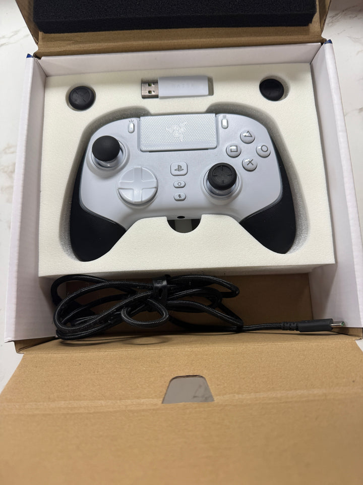 Razer Wolverine V2 Pro PS5 in Box with Receiver MD52126
