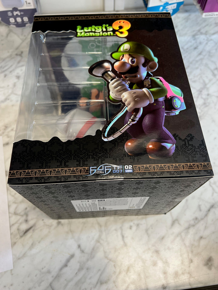 Dark Horse Comics Luigis Mansion 3 Luigi and Polterpup 9-Inch PVC Edition Statue UT52325