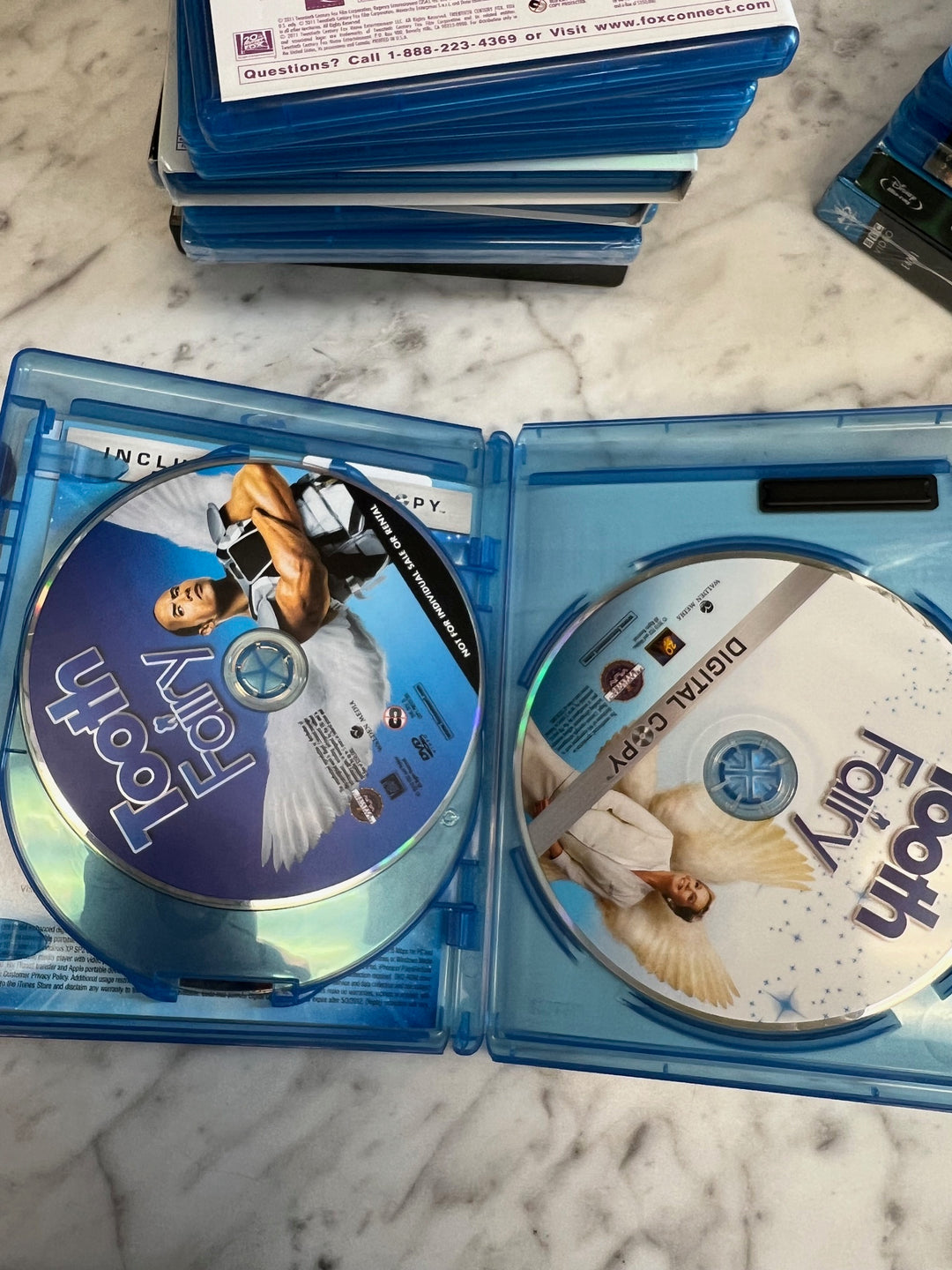 Tooth Fairy (Blu-ray, DVD, 2010, 3-Disc Set, Dwayne "The Rock" Johnson) BU61125