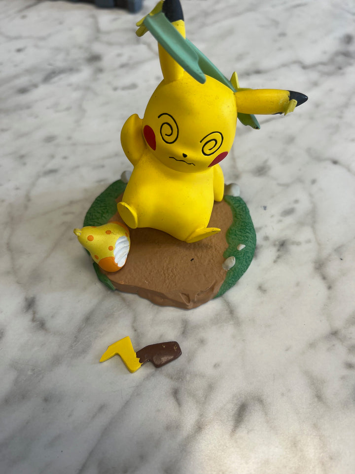 Pikachu Moods: Confused Figure Pokemon Center Original Limited DAMAGED UT61025