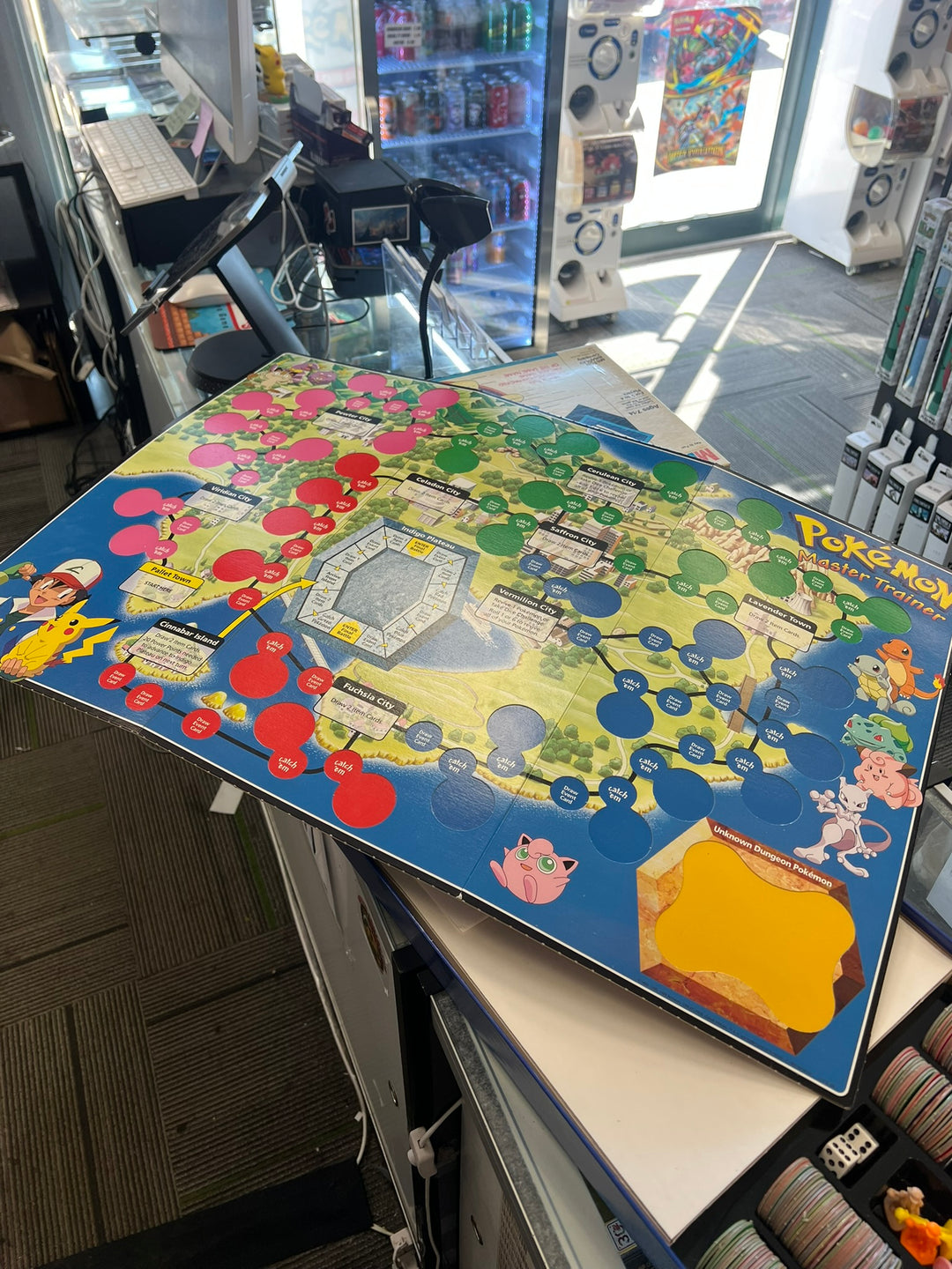 Pokemon Master Trainer (1999) Board Game Missing 6 chips and 1 item card UT63026