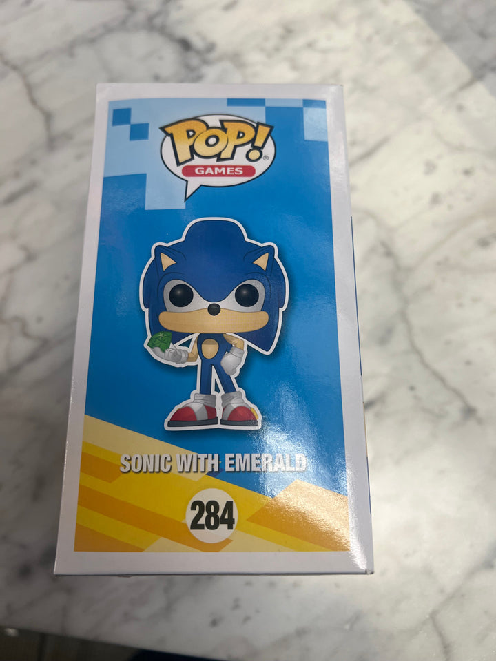 Funko Pop! Vinyl: Sonic The Hedgehog - Sonic with Emerald #284