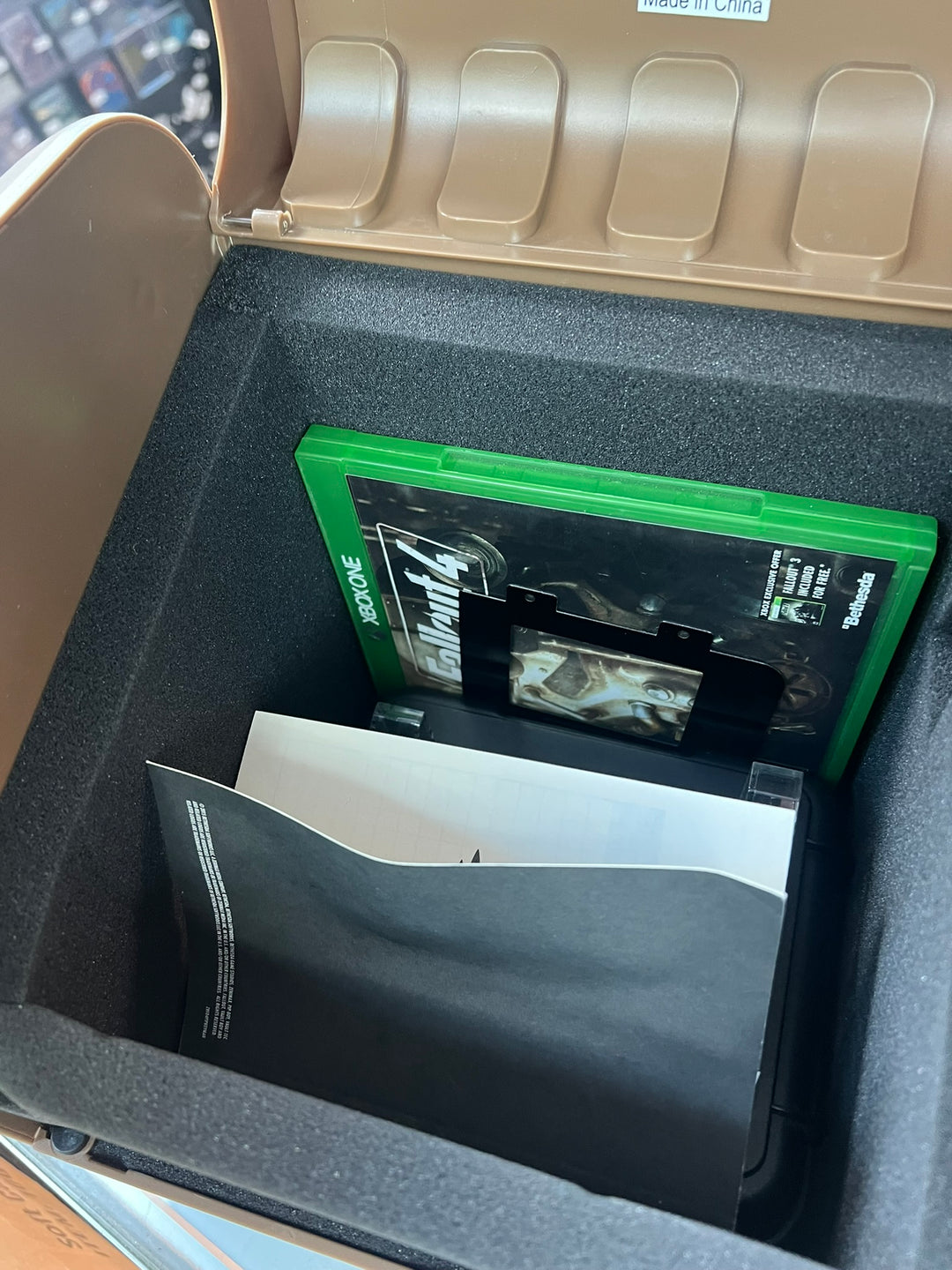 Fallout 4 Pip-Boy Model 3000 Mk IV with Case - Damaged/With Game   UA81826