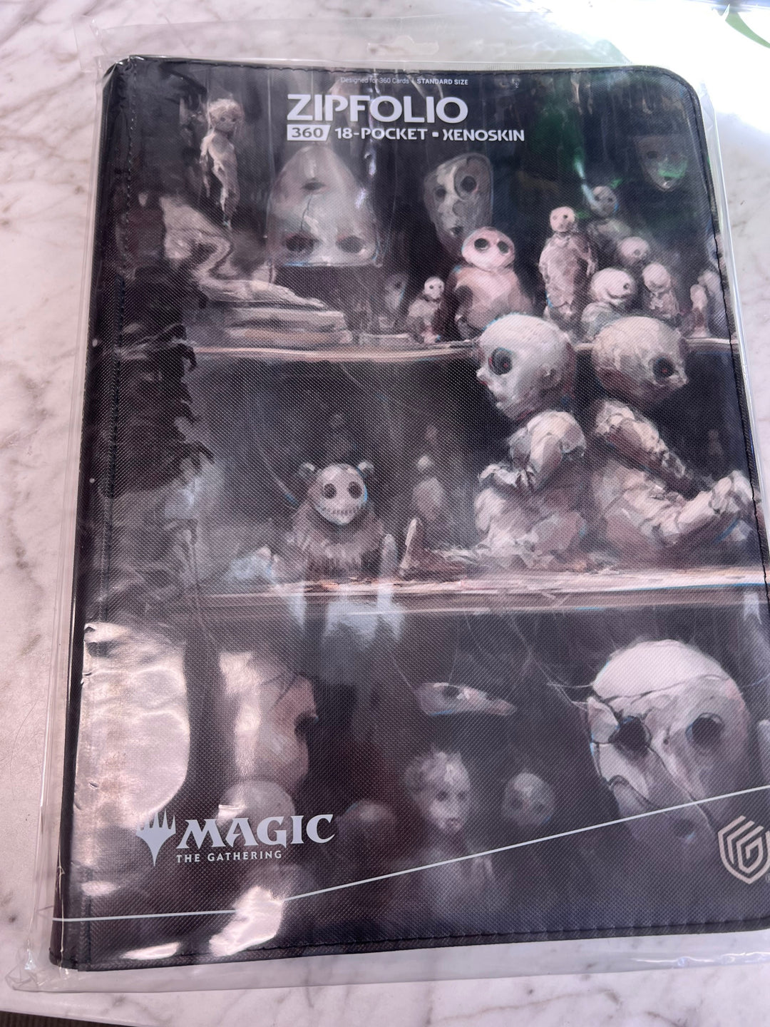 Official Magic The Gathering Zipfolio Duskmourn House of Horror Dollmaker's Shop CA10925