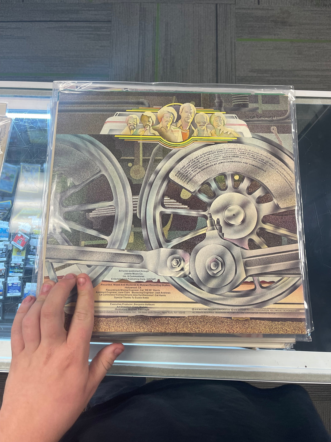 Commodores - Hot on The Tracks (VG+) Condition Vinyl Record  UR91125