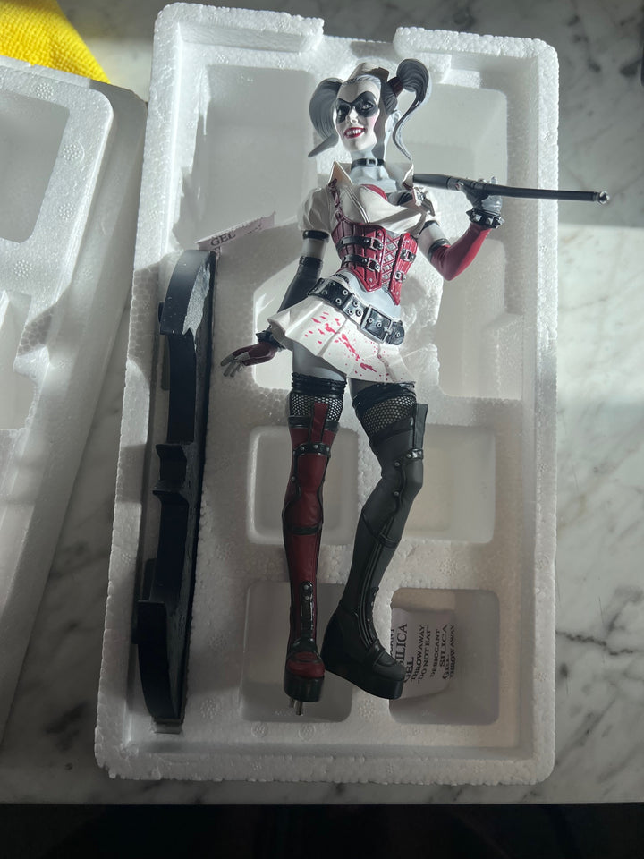 DC Collectibles Harley Quinn Arkham Asylum Statue 9.5"  UT102425