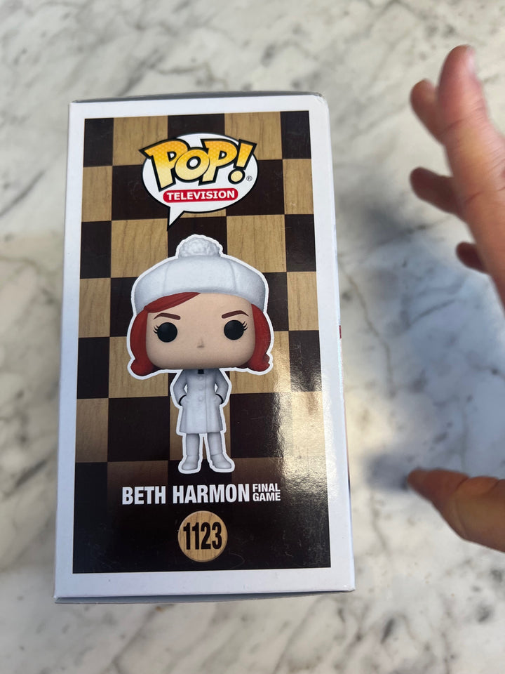 Funko Pop! Beth Harmon #1123 Queen's Gambit Diamond Glitter Damaged Corners P72325